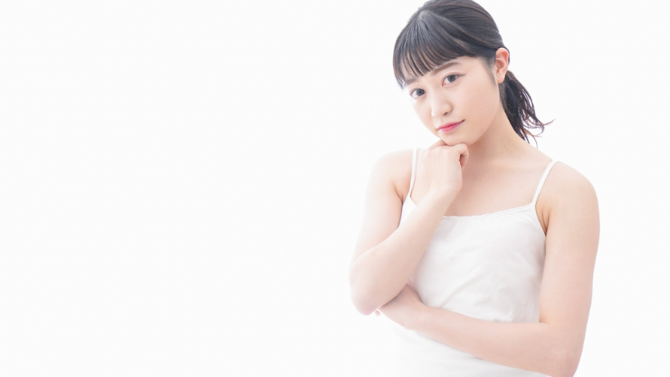 考え事をしている女性