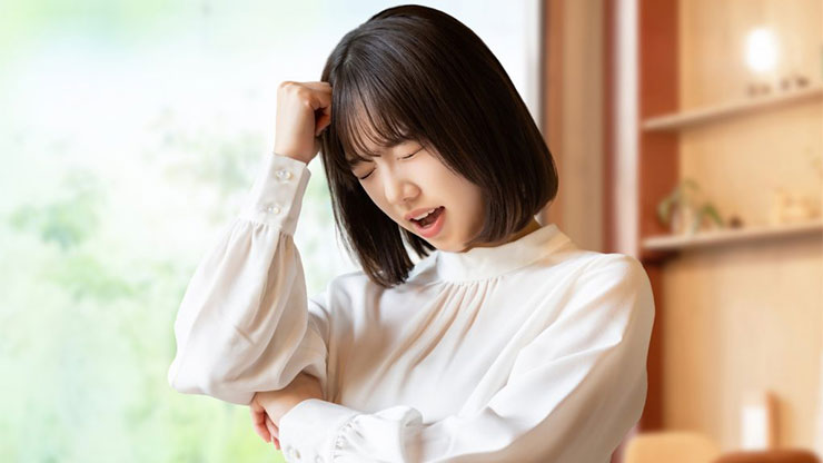 頭を抱える女性