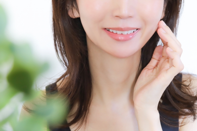 頬に手を添える女性