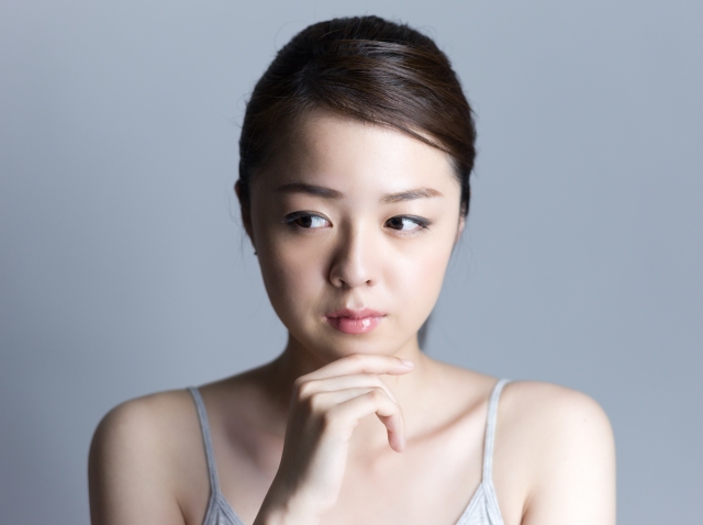 顎に手を添える女性
