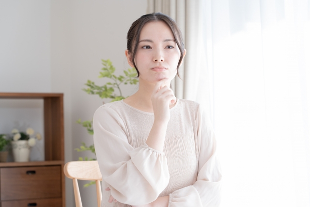 顎に手を添える女性