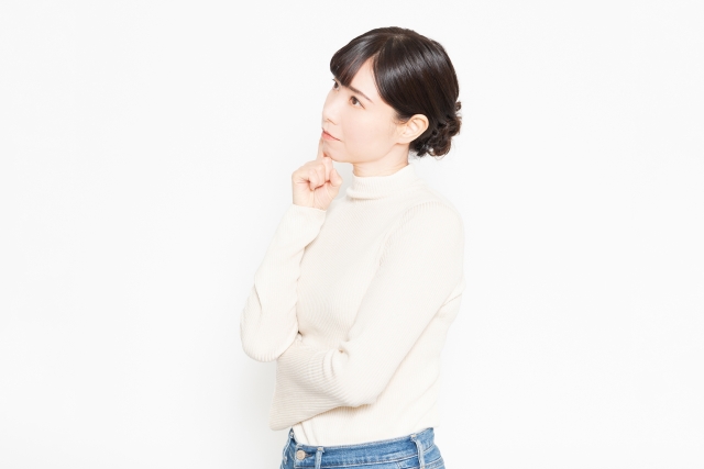 腕を組んで悩む女性
