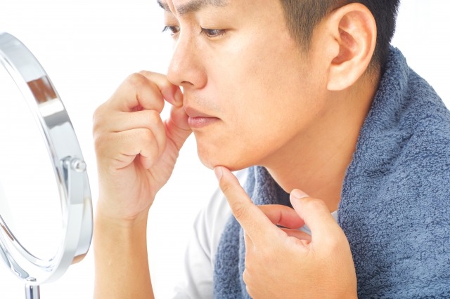 鼻の下にニキビができる原因は？今日からできる正しい治し方と予防策